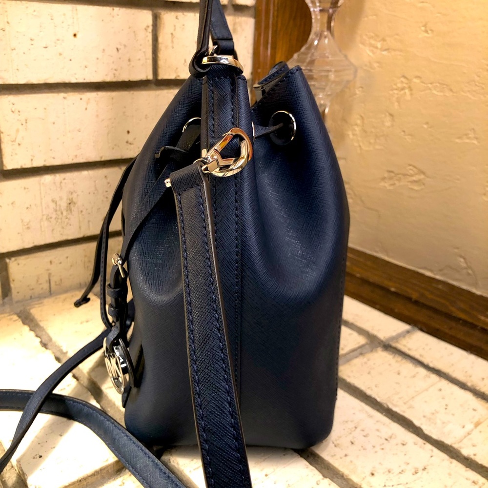 💥Moving to @the_bag_guy💥Michael Kors - Greenwich Medium Bucket Bag - Picture 12 of 16